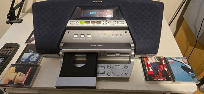 Aiwa CSD-MD5 Very Rare iconic fully functional Minidisc Recorder/CD/FM Boombox with original Remote control.