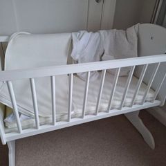 Rocking crib with mattress/protector/2 sheets
