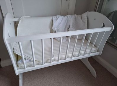 Rocking crib with mattress/protector/2 sheets