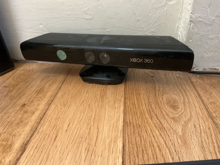 Xbox 360 Slim, 3 Controllers, 1 Kinect Sensor and 8 games, (Dublin)