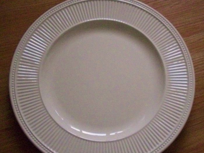 Boxed Cream Wedgwood Windsor Plate 17cm