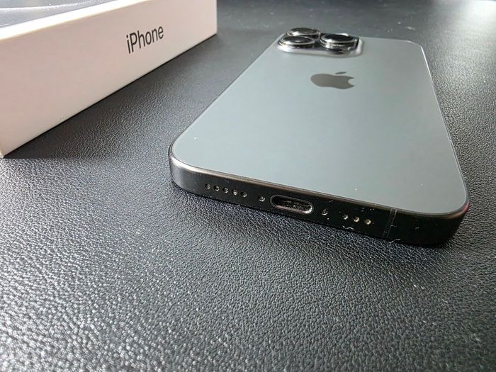 iPhone 15 Pro 128GB Black Titanium Unlocked + Box & Extras