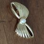 Vintage gold tone bow brooch. Image 6
