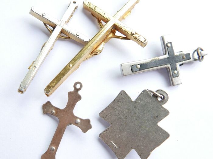 Collection of five religious crucifix and cross pendants
