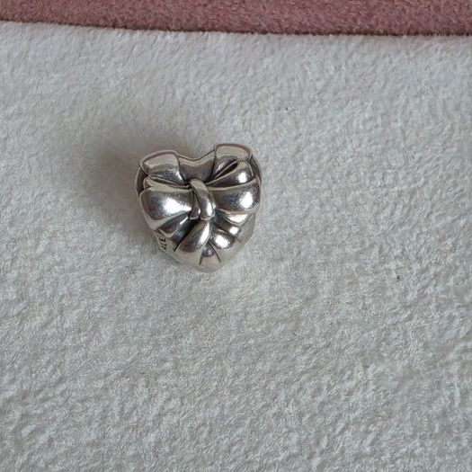 Pandora heart bow, charm perfect condition fully hallmarked