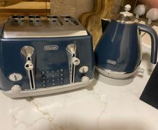 De Longhi Toaster and Kettle