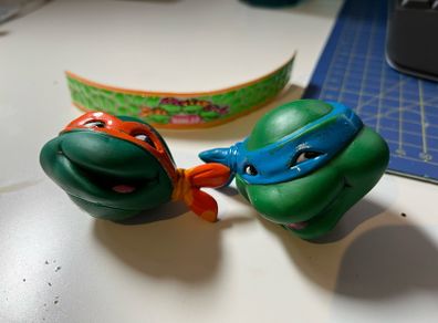 Teenage Mutant Hero Turtles TMNT water squirters, bracelet and bottle topper
