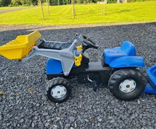 Kids ride on tractor