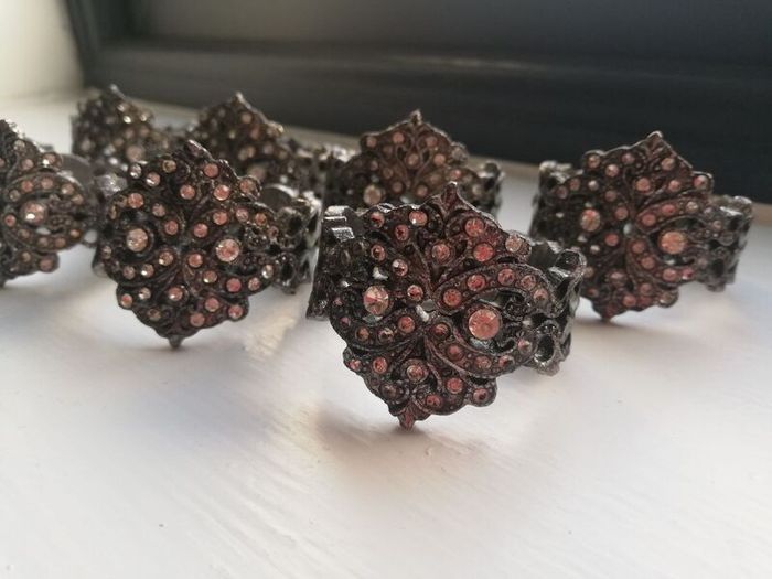 Set of 8 x matching metal / gem napkin rings