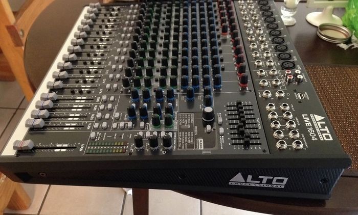 Alto Professional Live 1604, flight cased.
