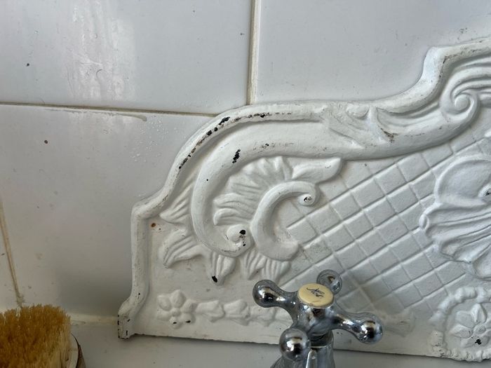 Cast metal plate/splasback