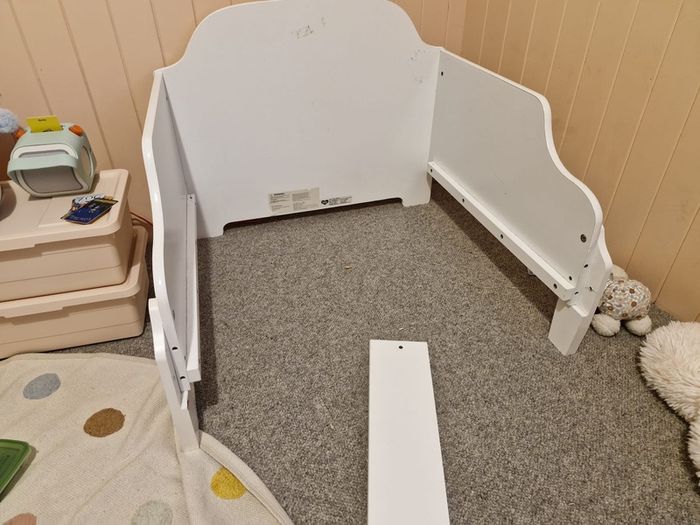 toddler bed, mattress, mattress protector and sheets