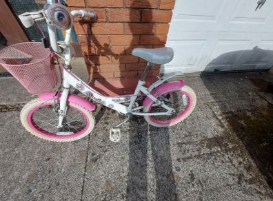 GIRLS BIKE (Sparkle) with Basket, 20 inch wheels, in excellent condition. See Pictures