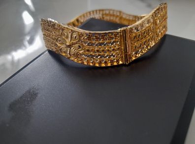 Intricate 18ct solid bangle
