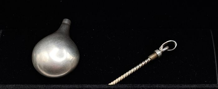Vintage sterling silver teardrop perfume snuff pendant