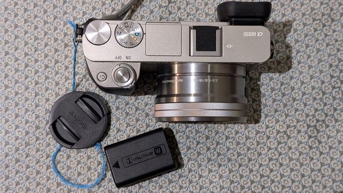 Sony a6000 plus original lens