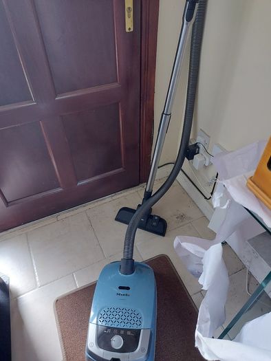 Miele Vacuum Cleaner, Model. STAFO, Type HS14, in excellent condition, works great with 4 Powerful suction settings