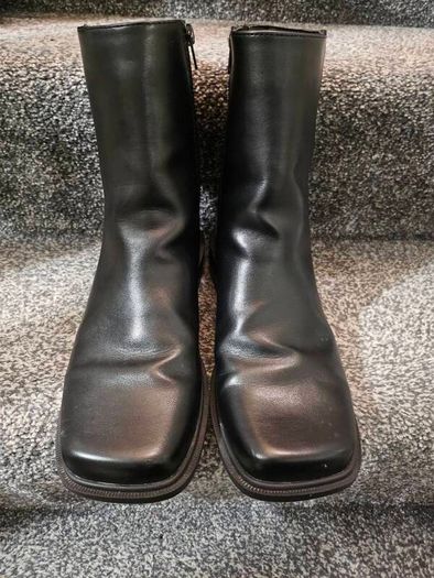 Black boots Uk7 (EU40)