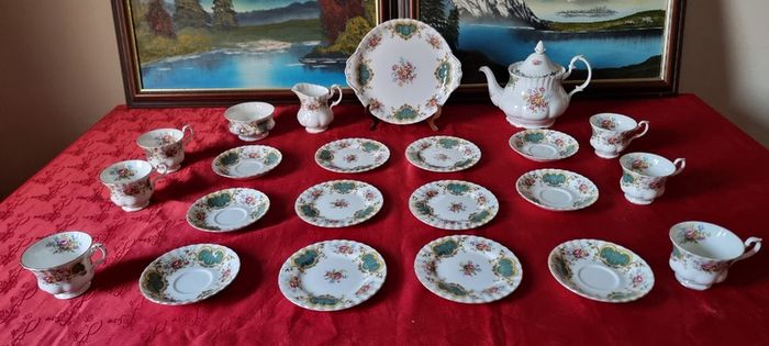 22 Piece Royal Albert Berkeley Bone China Gold Gilt Tea Set With Large Tea Pot For 6 Person Setting Made In England
