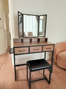 Vanity table