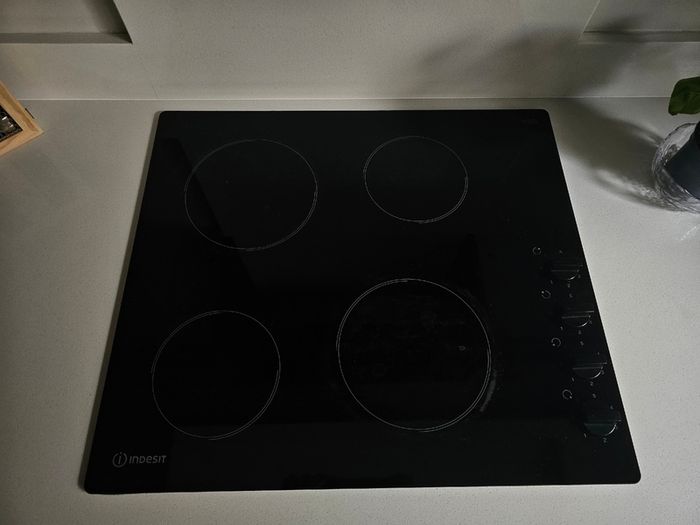 Indesit RI860C 4 Zone Ceramic Hob 58cm
