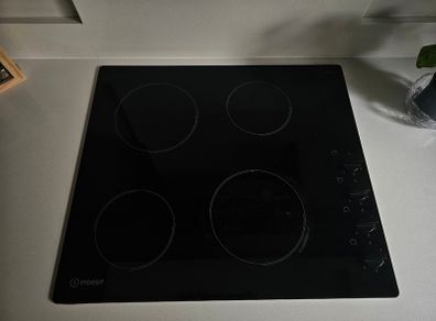 Indesit RI860C 4 Zone Ceramic Hob 58cm