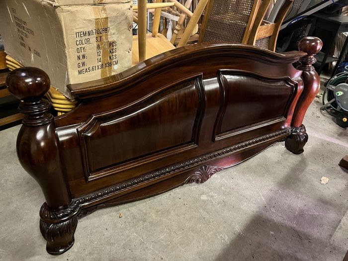 King Size Solid Wood Sleigh Bed. Mahogany Style. Excellent Condition
