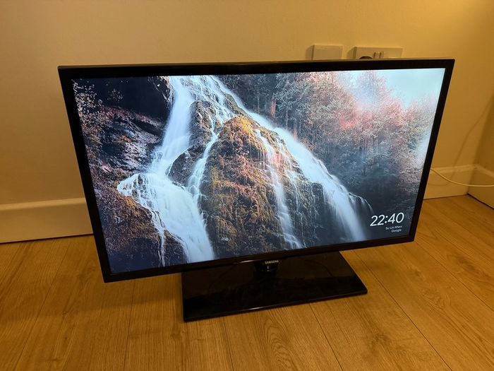 Samsung 32-Inch HD TV (Chromecast included)