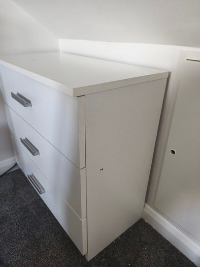 chest of drawers