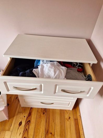 chest of drawers