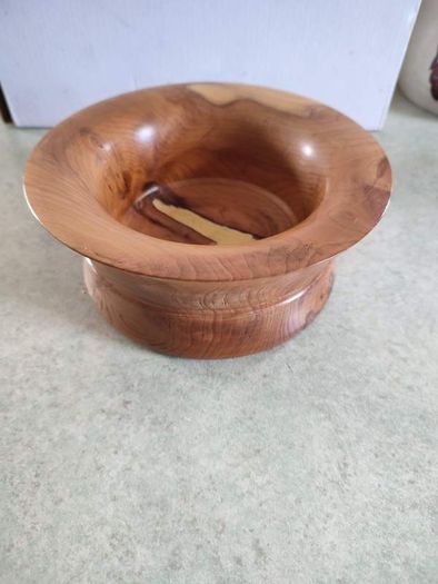 Beautiful  handmade wood turning. wood bowl has natural knot inside the bowl excellent condition