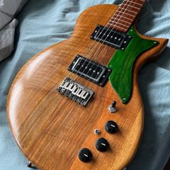 Quarter tone electric guitar