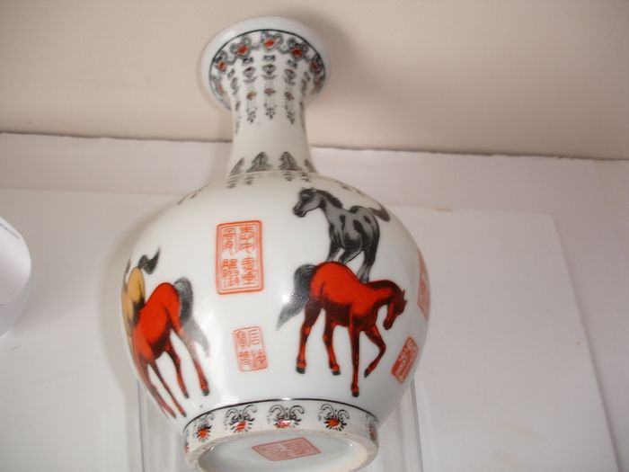 Chinese Vase Map of Eight Horses of Wang Mu Qianlong Mark