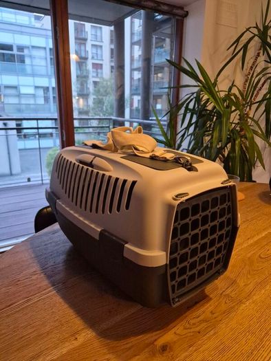 Pet kennel (hard shell)