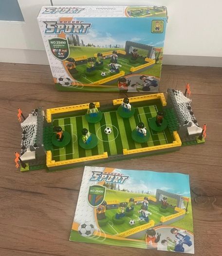 Football pitch building toy