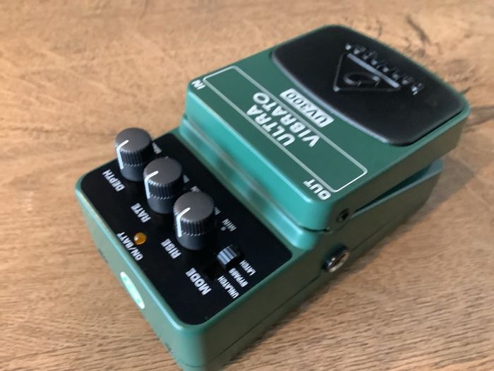 BEHRINGER UV300 Ultra Vibrato pedal (Boss VB-2 copy)