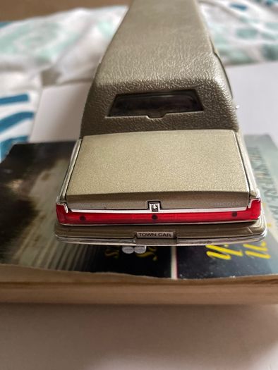 toy car Vintage 1:24 Scale Lincoln Town Car Limousine Diecast Model