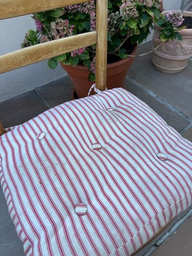 chair with seat pad