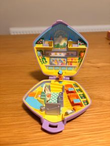 Vintage Polly pocket Polly at the burger stand