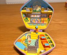 Vintage Polly pocket Polly at the burger stand