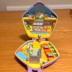 Vintage Polly pocket Polly at the burger stand