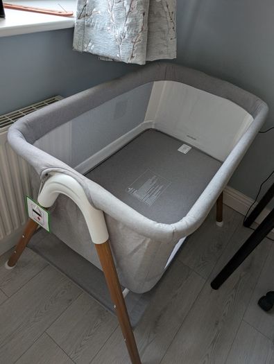 Freestanding Baby Crib with Shelf (Like New Condition)
