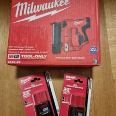 Milwaukee M12 23 Gauge Pin Nail Gun & 2x Battery