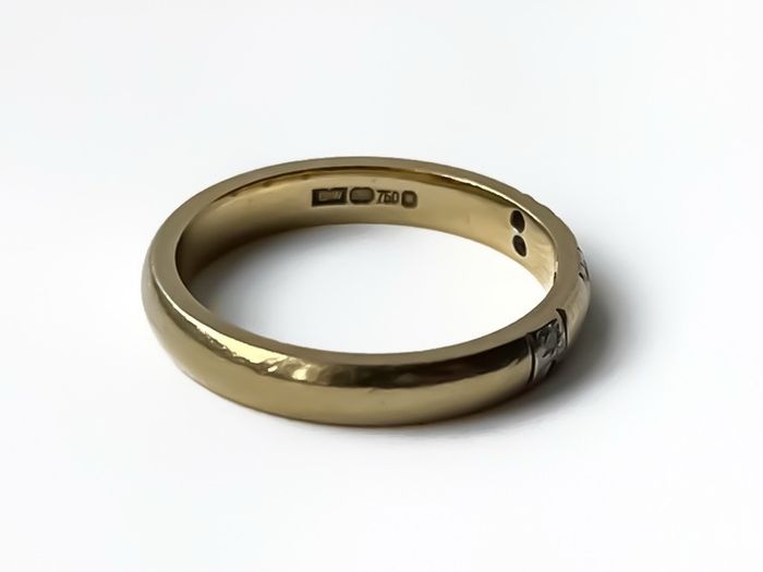 18k Yellow Gold Ring With Diamonds - 4.13 Grams