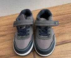 trainers size 22