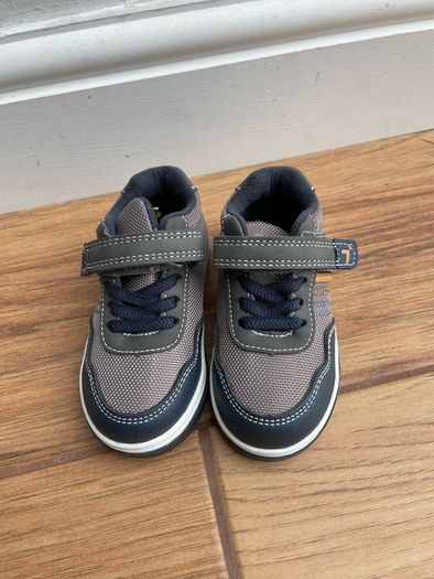 trainers size 22