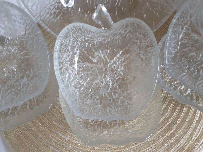 7 pce  pressed glass fruit bowls.