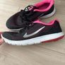 nike trainers black and pink Image 2