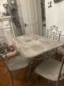 Chabby Chiq distressed table and 4 chairs