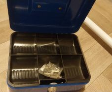 bnwt cash box with keys